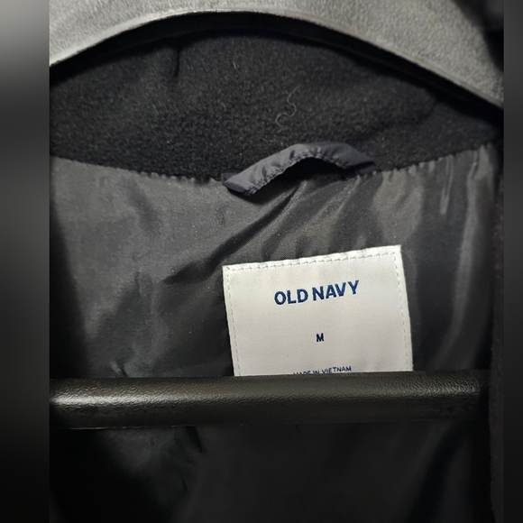 Black, size medium, old navy puffer vest - Picture 3 of 3